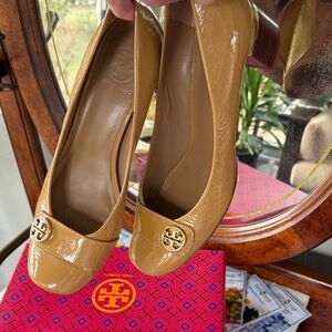 Tory Burch Tan Gold Patent Logo Block Heels